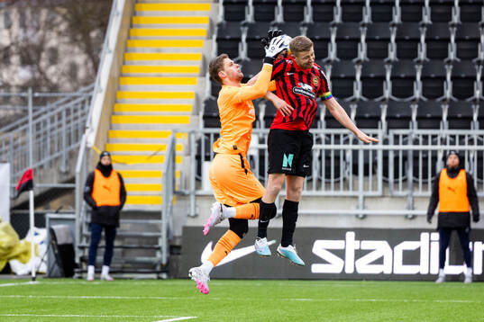 Halmstads målvakt Tim Rönning och Brommapojkarnas Ludvig