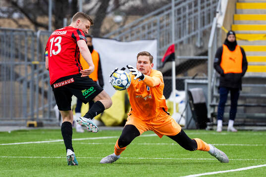 Halmstads målvakt Tim Rönning och Brommapojkarnas Ludvig