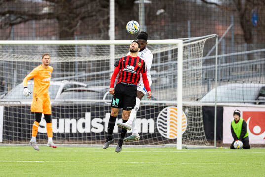 Brommapojkarnas André Calisir och Halmstads Joseph Baffoe