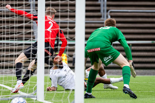 Halmstads Phil Ofosu-Ayeh och Brommapojkarnas Torbjörn