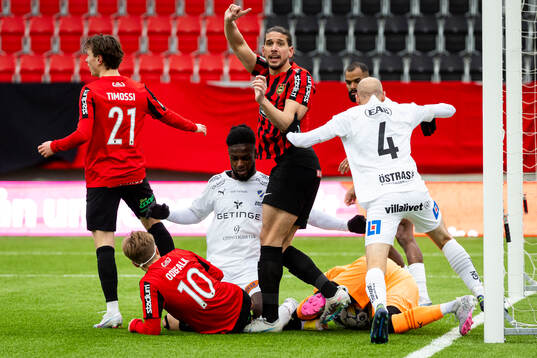 Brommapojkarnas Wilmer Odefalk och Nikola Vasic   mot