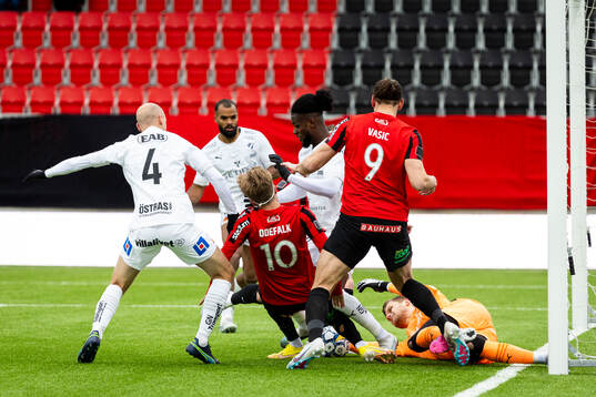 Brommapojkarnas Wilmer Odefalk och Nikola Vasic   mot
