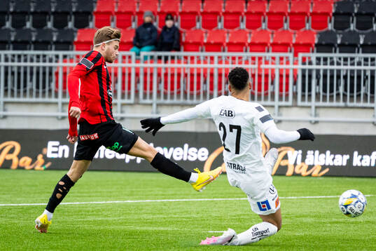 Brommapojkarnas Wilmer Odefalk och Halmstads Vinicius