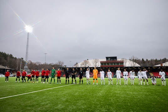 Brommapojkarna och Halmstads spelarna i lineup innan