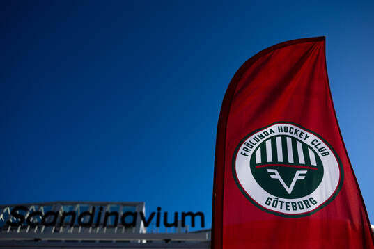 En Frölunda flagga utanför Scandinavium innan