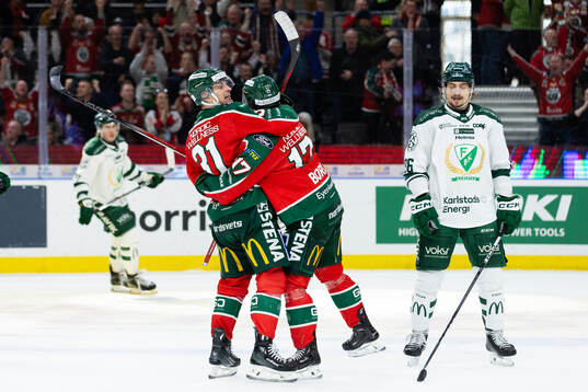 Frölundas Isac Born jublar ihop med Nicklas Lasu