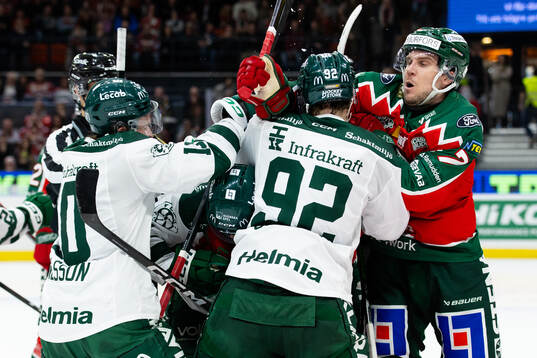 Färjestads Liam Öhgren och Frölundas Henrik Tömmernes