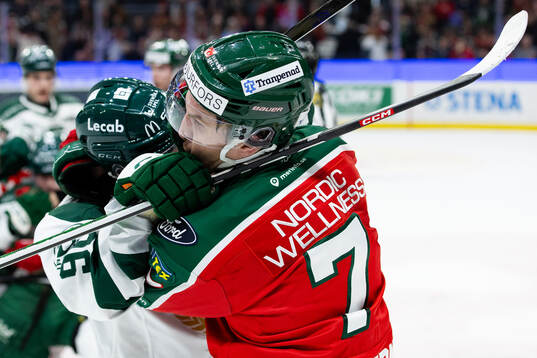 Färjestads Liam Öhgren och Frölundas Henrik Tömmernes