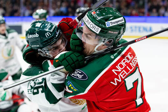 Färjestads Liam Öhgren och Frölundas Henrik Tömmernes