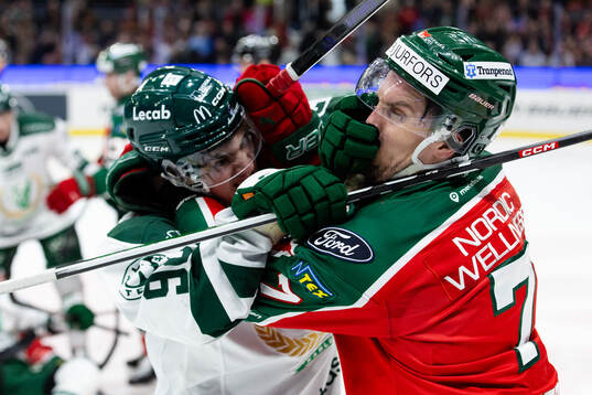 Färjestads Liam Öhgren och Frölundas Henrik Tömmernes