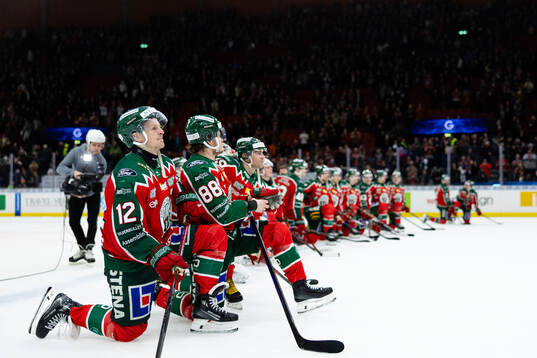 Frölundas Max Friberg och Malte Strömwall framför klacken