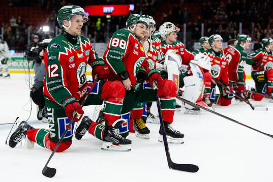 Frölundas Max Friberg och Malte Strömwall framför klacken