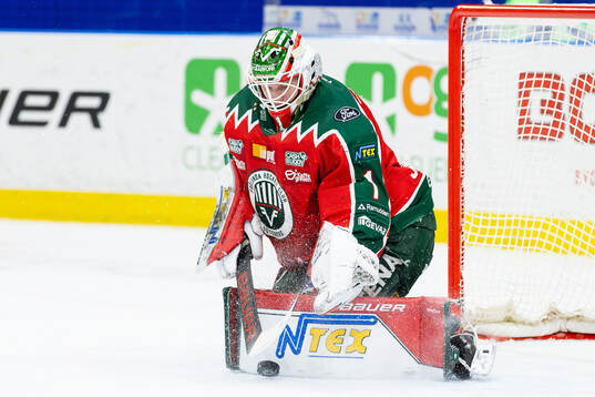 Frölundas målvakt Lars Johansson räddar en straff