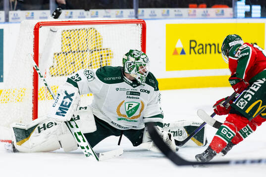 Färjestads målvakt Maxime Lagacé räddar ett avslut