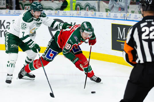 Färjestads Axel Bergkvist och Frölundas Linus Öberg