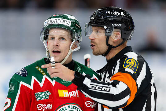 Frölundas Max Friberg och domare Andreas Harnebring