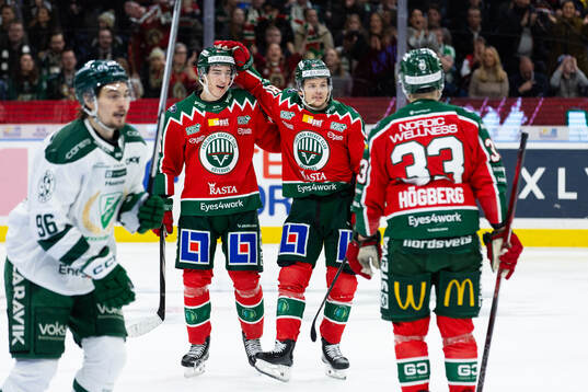 Frölundas David Edstrom jublar med Malte Strömwall