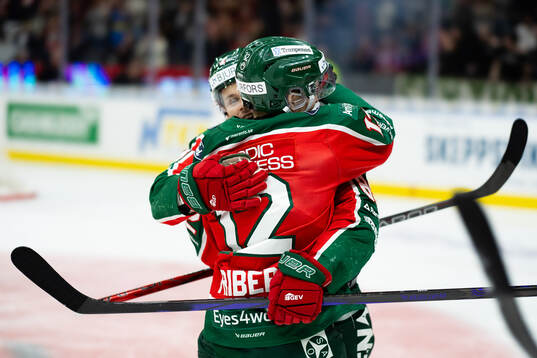 Frölundas Max Friberg jublar med Malte Strömwall