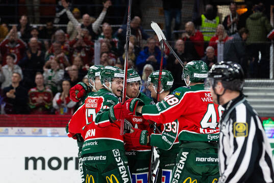 Frölundas Isac Born jublar med lagkamrater