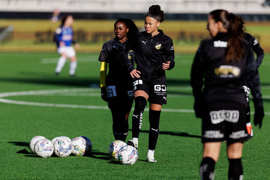 Häckens Monica Jusu Bah och Felicia Schröder