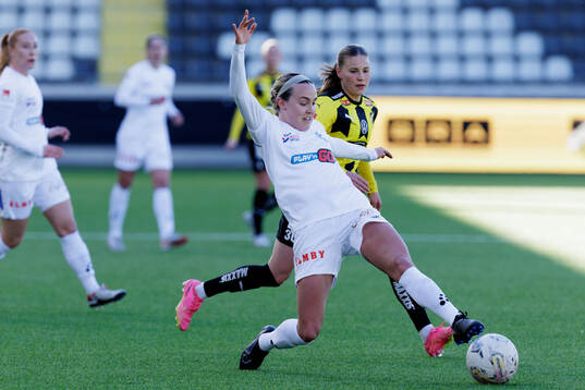 Växjö DFFs Larkin Russel och Häckens Katariina Kosola