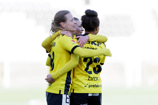 Häckens Anna Anvegård jublar med lagkamrater