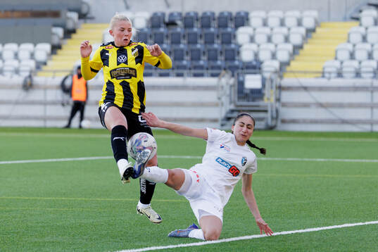 Häckens Matilda Nildén och Växjö DFFs Nesrin Akgun