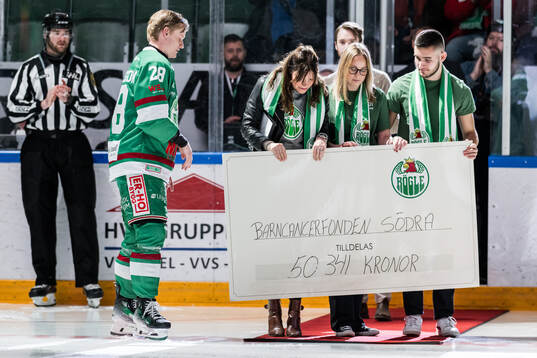 Rögles Anton Bengtsson delar ute en check