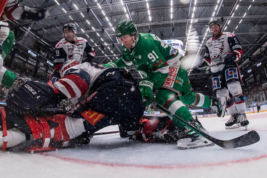 Linköpings målvakt Marcus Högberg och Rögles Adam