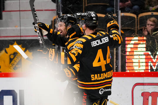 Skellefteås Dylan Sikura jublar