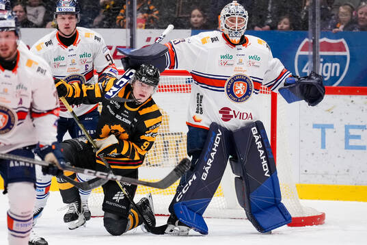 Skellefteås Lukas Vesterlund och Växjös målvakt Emil