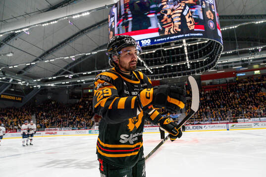 Skellefteås Dylan Sikura jublar