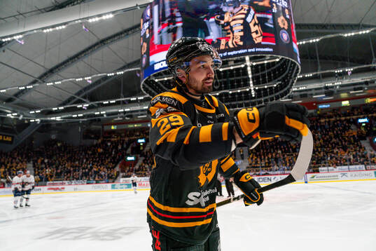 Skellefteås Dylan Sikura jublar