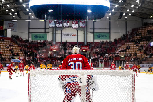 Timrås målvakt Jacob Johansson värmer upp