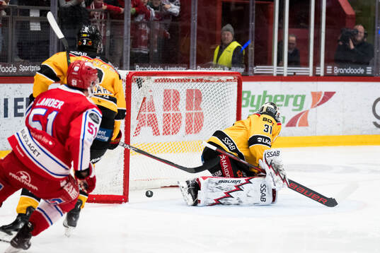 Luleås målvakt Matteus Ward Släpper in 1-0 pucken
