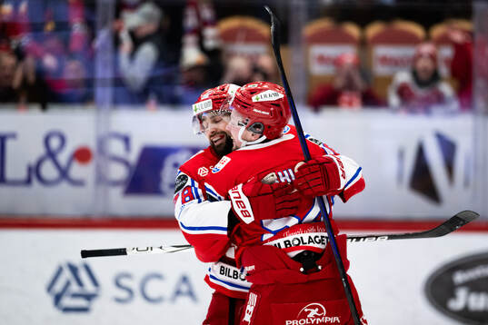 Timrås Jonathan Dahlén och Robin Hanzl  jublar