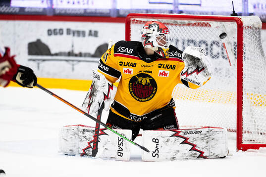 Luleås målvakt Matteus Ward släpper in 2-2 pucken av