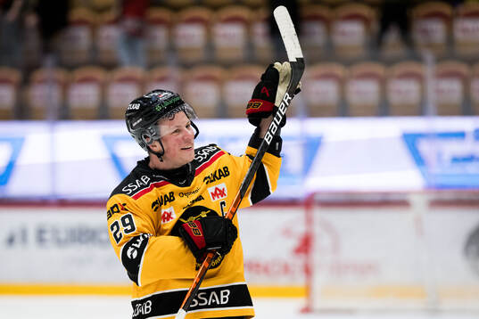 Luleås Erik Gustafsson jublar
