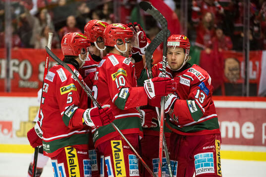 MoDos Kyle Topping jublar med lagkamrater