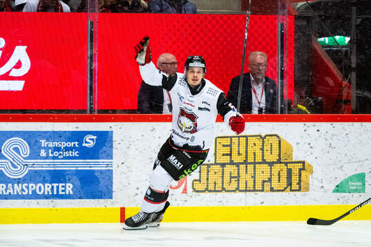 Malmö Redhawks Albert Sjöberg jublar