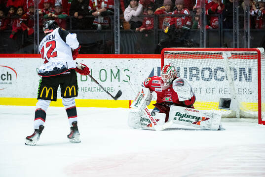 Malmö Redhawks Janne Kuokkanen och MoDos målvakt Lassi
