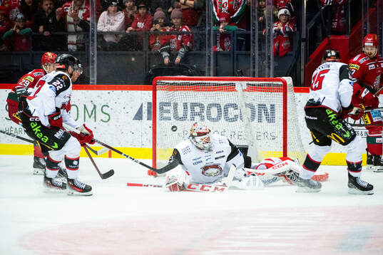 MoDos Josh Dickinson gör 1-1 bakom Malmö Redhawks