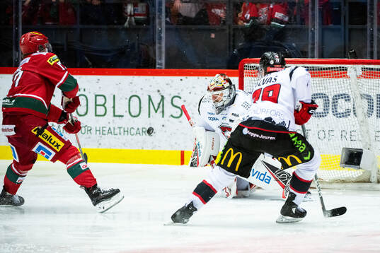 MoDos Riley Woods gör 5-2 bakom Malmö Redhawks målvakt