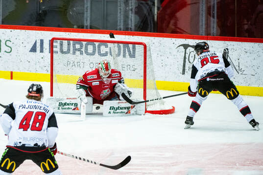 Malmö Redhawks Carl Persson gör 4-2 bakom MoDos målvakt