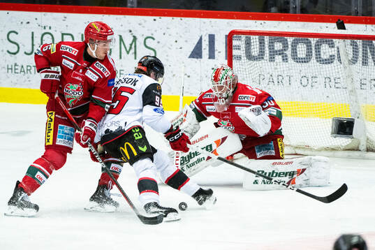 Malmö Redhawks Carl Persson mot MoDos Daniel Brickley och