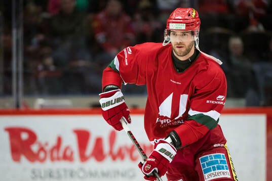 MoDos Josh Dickinson innan ishockeymatchen i SHL mellan