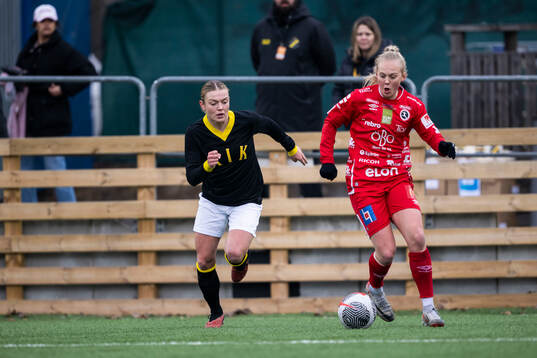 AIKs Beata Olsson och Örebros Molly Johansson