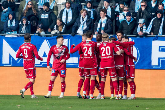 IFK Norrköpings Carl Björk jublar med lagkamrater