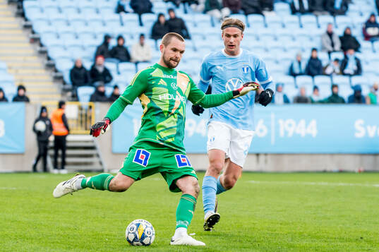 IFK Norrköpings målvakt Oscar Jansson och Malmö FFs Erik