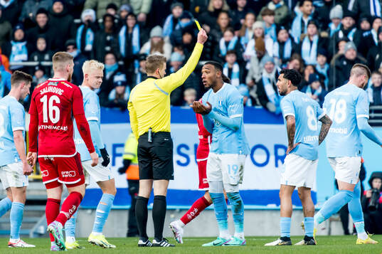 Domare Glenn Nyberg och Malmö FFs Derek Cornelius deppar